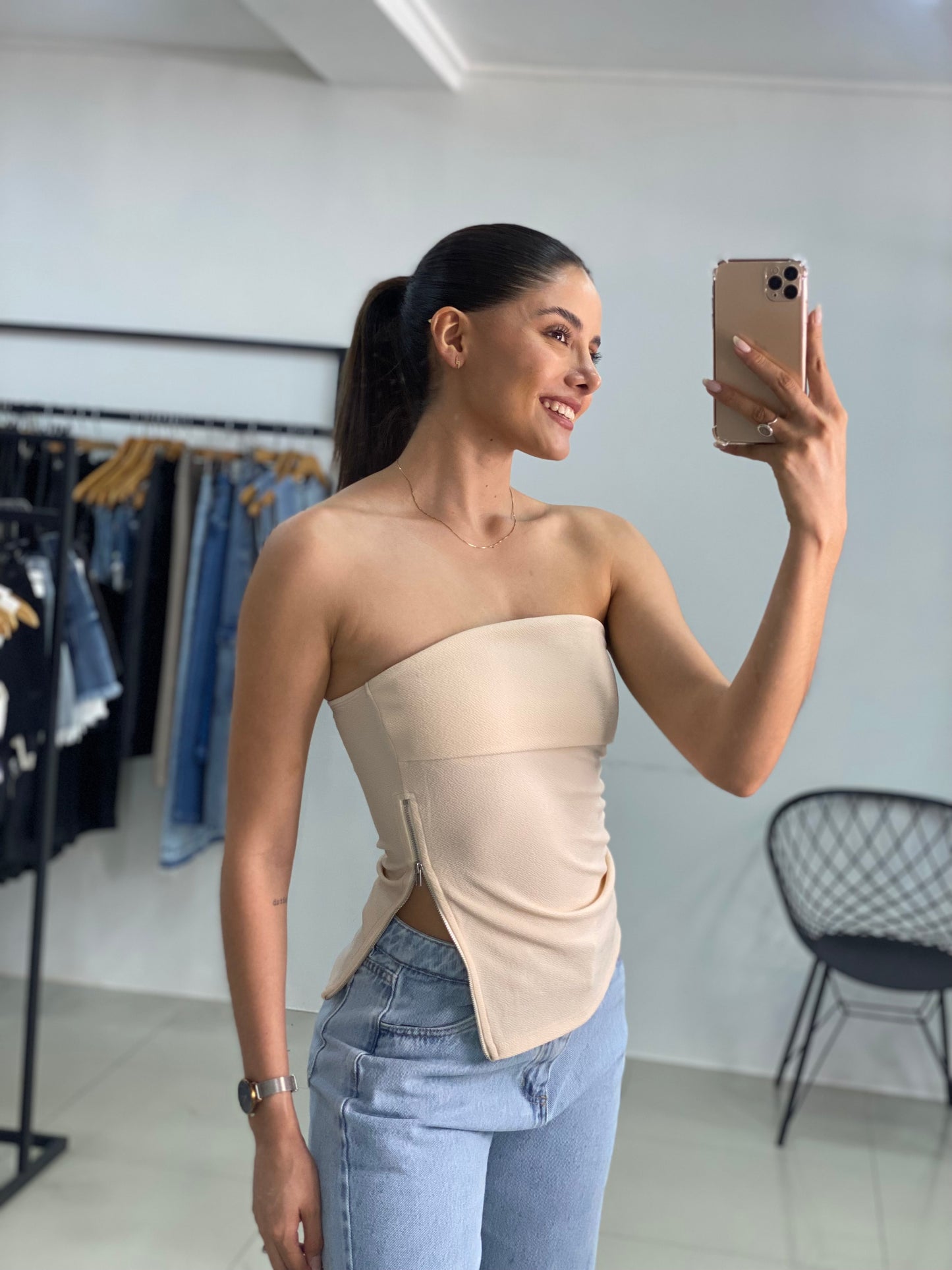 Top strapless con abertura