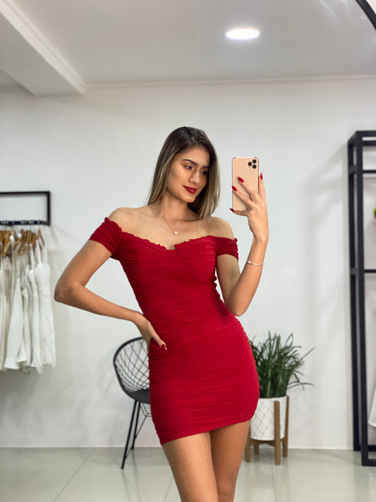 Vestido al cuerpo con hombros descubiertos