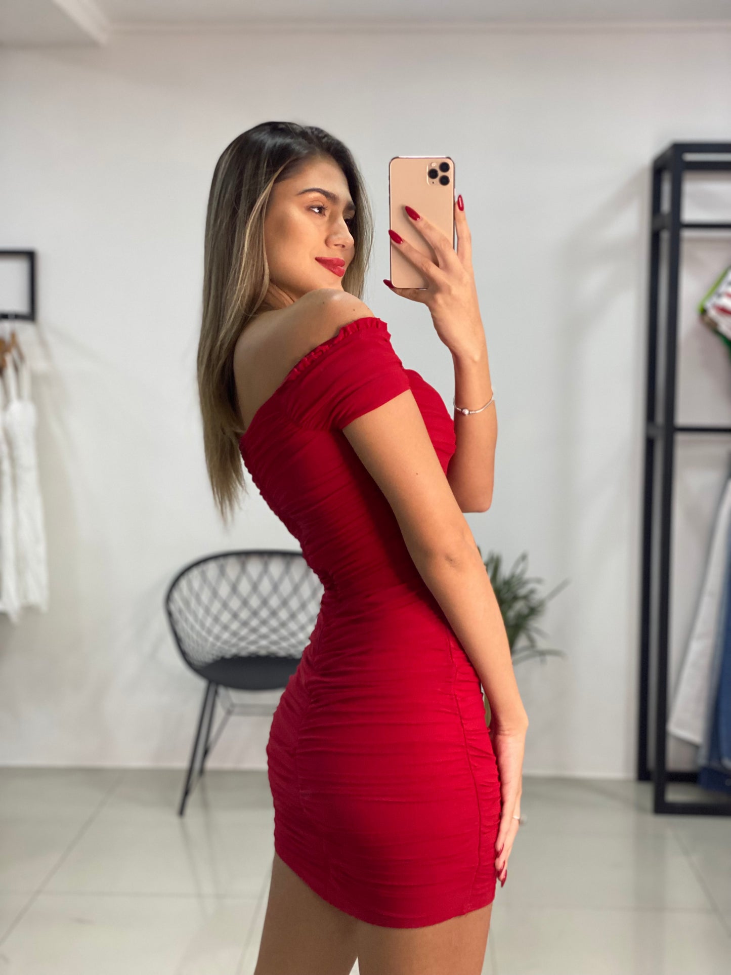 Vestido al cuerpo con hombros descubiertos