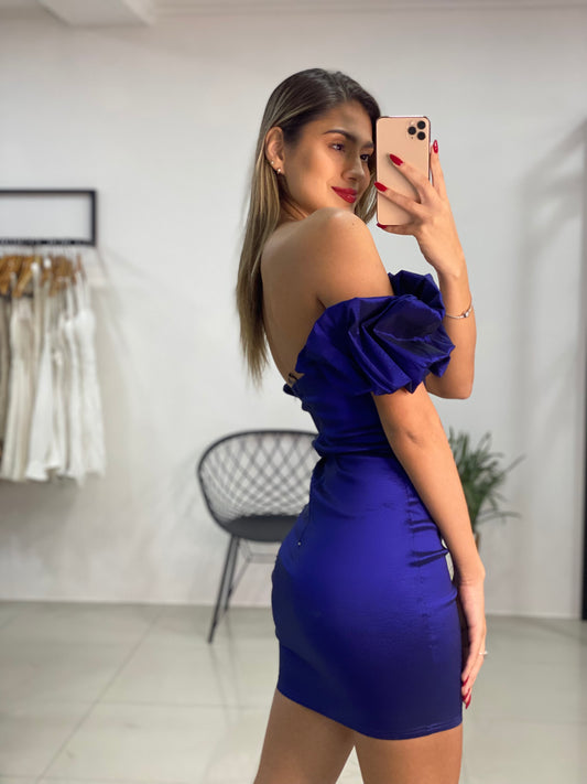 Vestido al cuerpo con hombros descubiertos