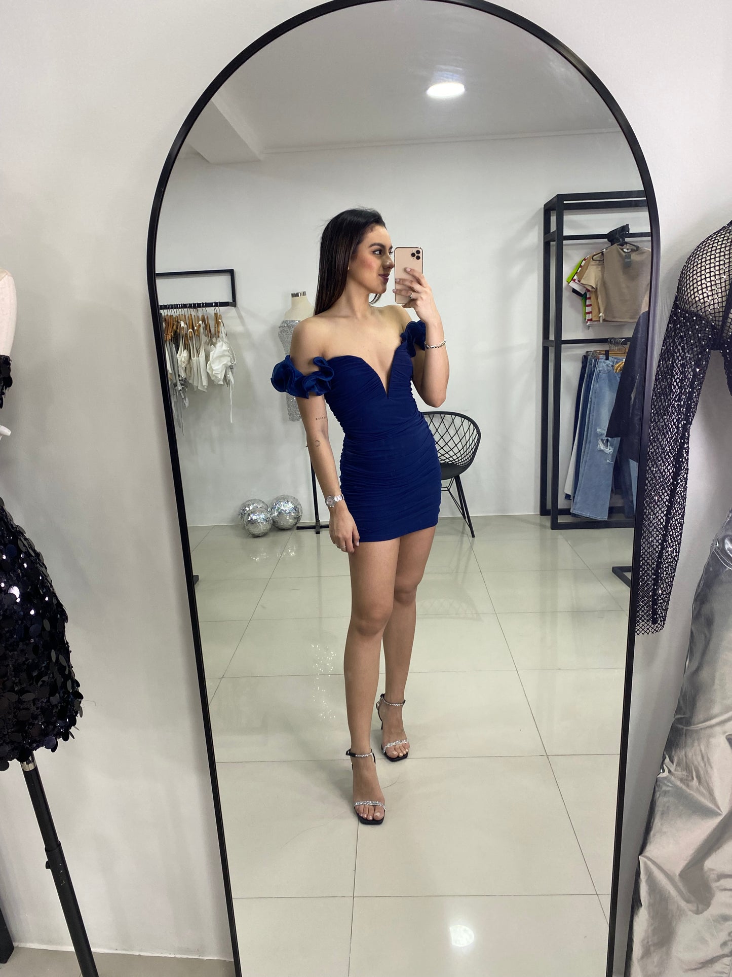 Vestido al cuerpo rruchado con mangas caidas