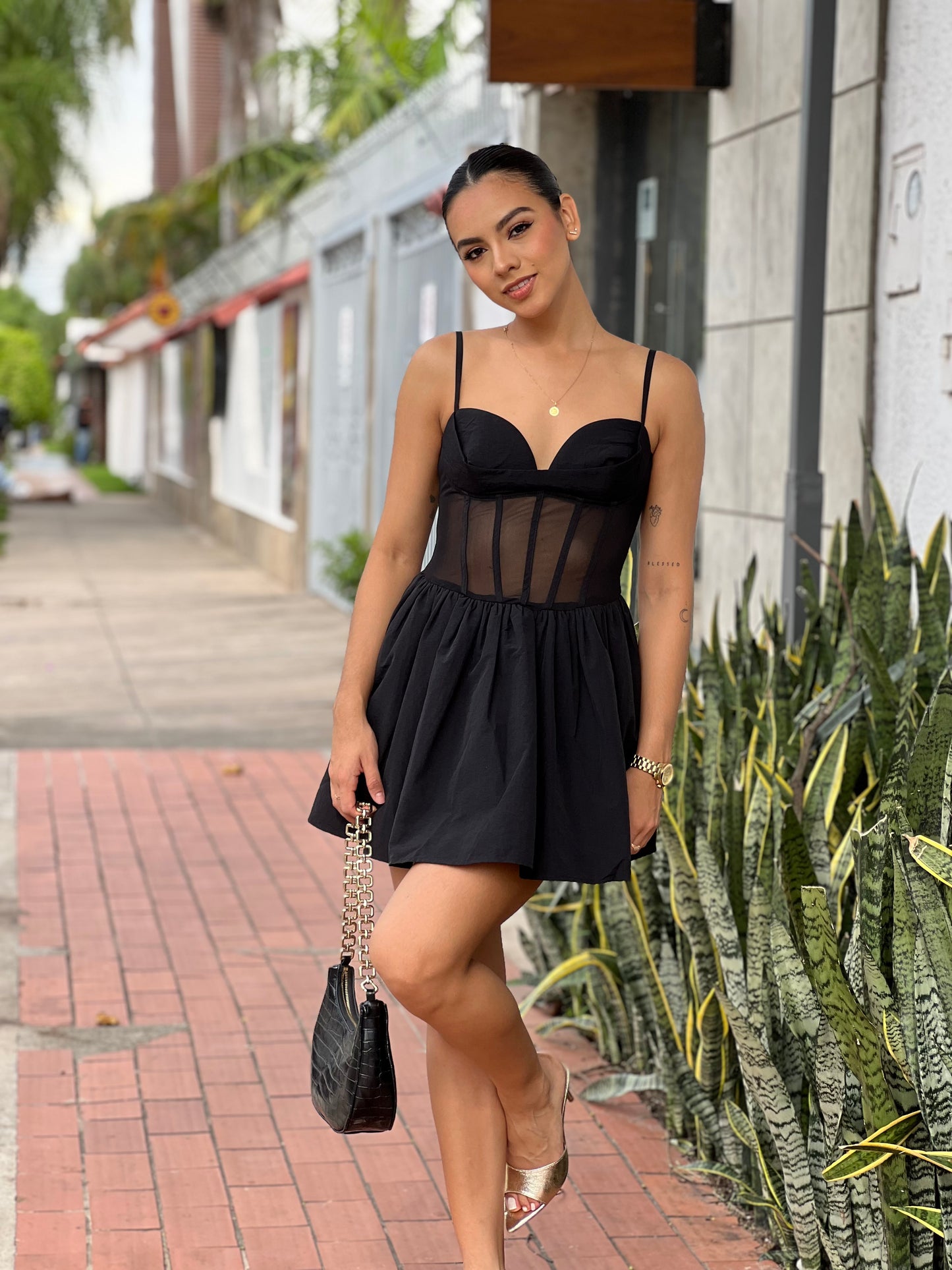 Vestido acampanado con transparencia