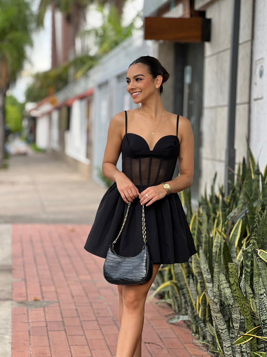 Vestido acampanado con transparencia