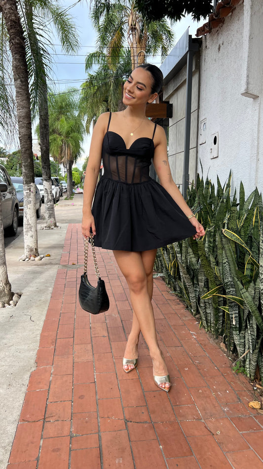 Vestido acampanado con transparencia