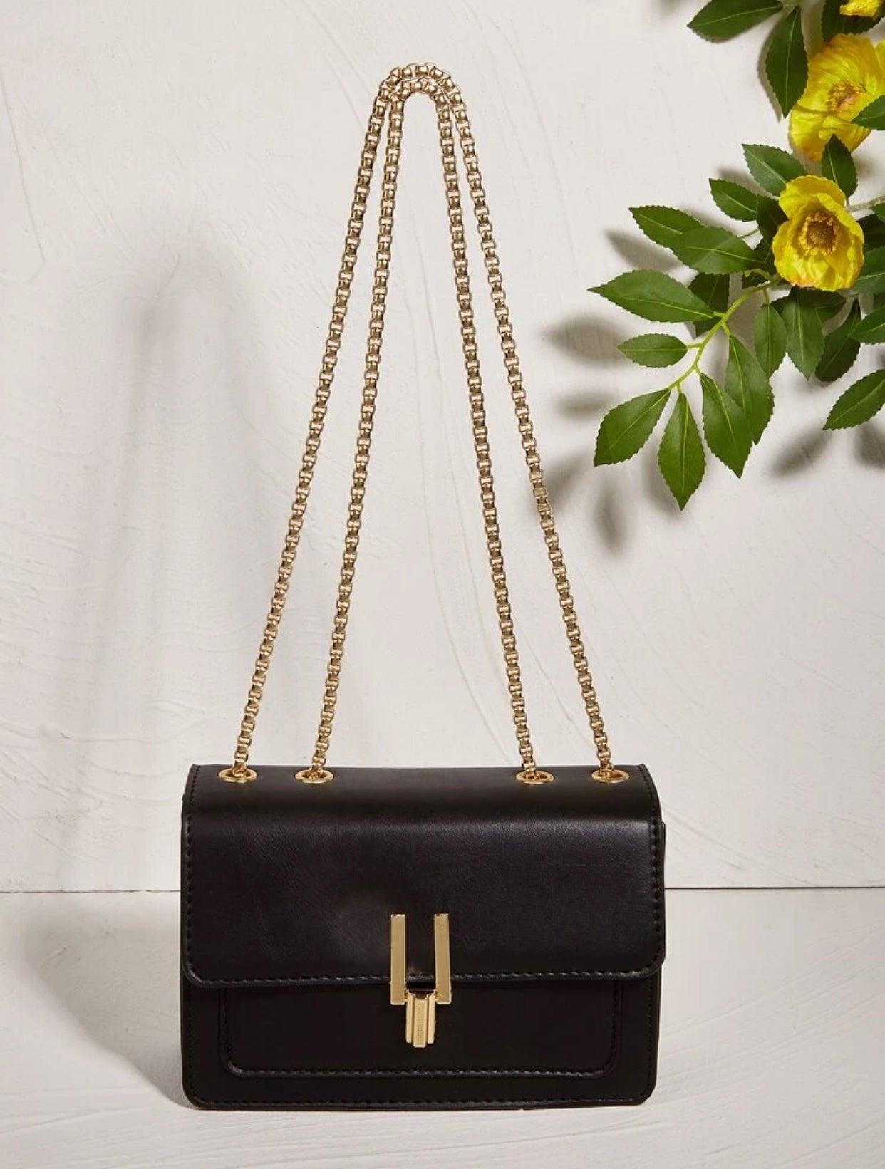 Bolso con cadenas doradas