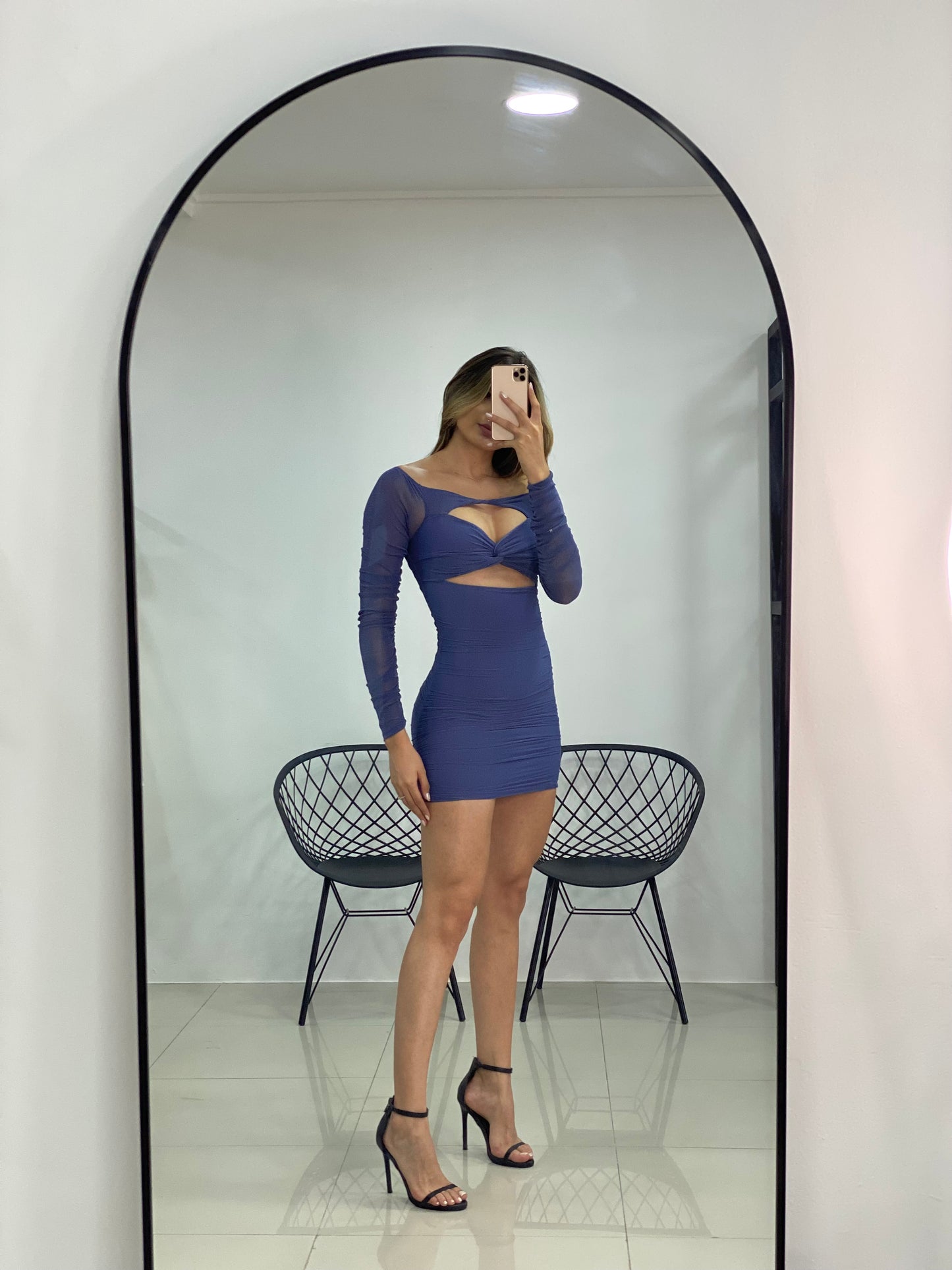 Vestido al cuerpo con mangas largas