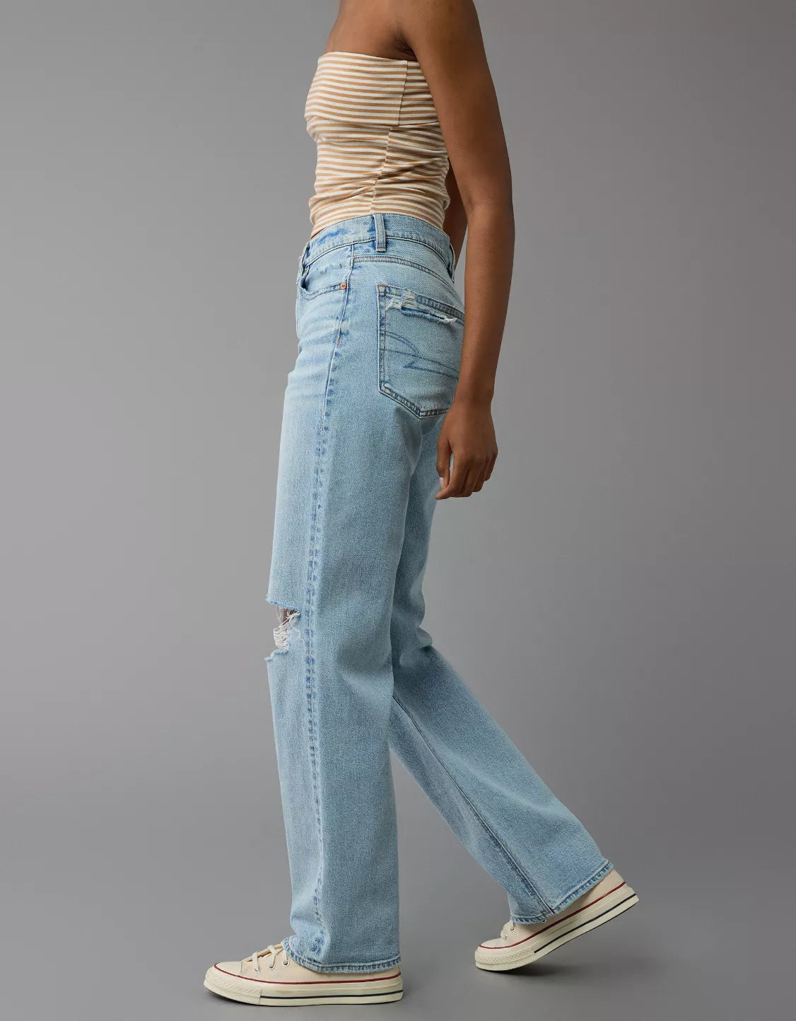 Mom jeans tiro medio con rasgados