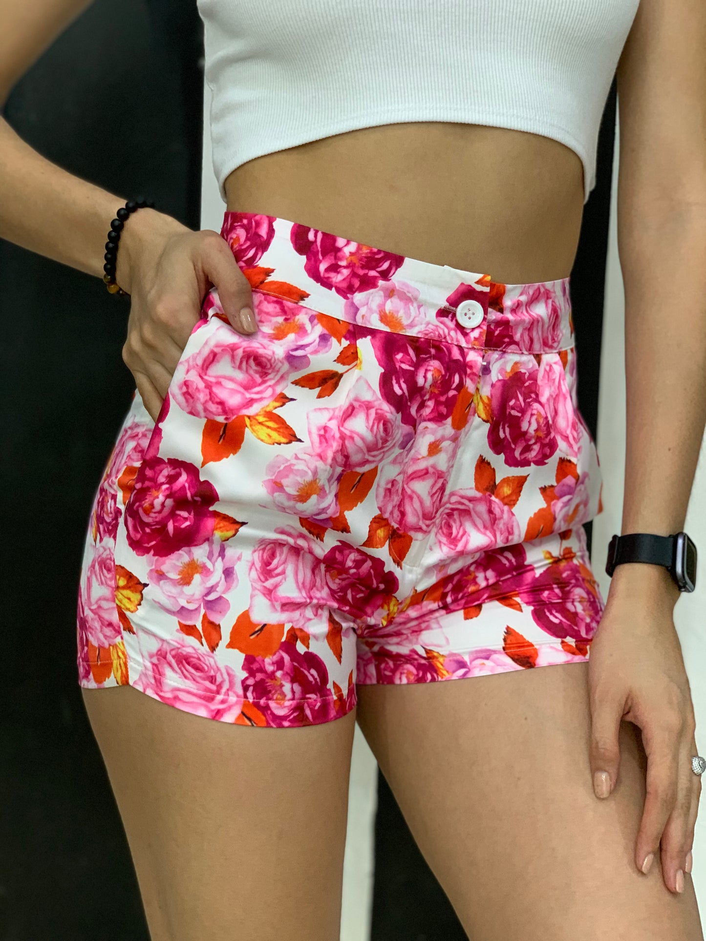 Short con estampado de rosas